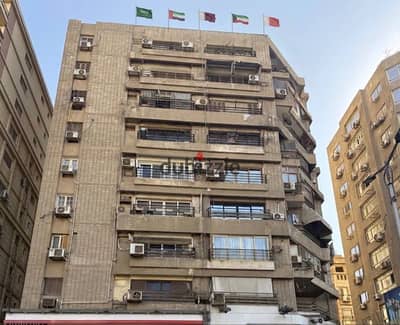 للإيجــــــار اليومي شقة 4 غرف وريسبشن كبير + 2 حمام ، ومطبخ مجهز بالكامل العمارة بها ٢ أسانسير وأمن ٢٤ ساعة.