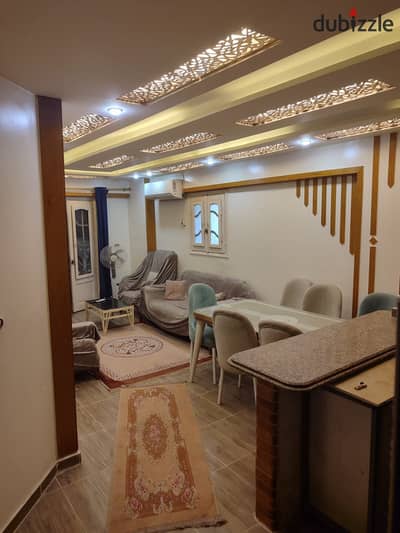Luxurious furnished apartment for annual rent, suitable for families or newlyweds or companies. 3 bedrooms, two-piece reception, kitchen, bathroom, first floor, superior finishing. All utilities available: water and electricity in Alexandria, Al-Agami, kilo 21, at a very distinctive location by the palm beach.