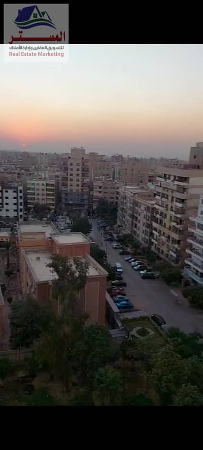 Apartment of 180 square meters available for rent in the heart of Nasr City, on Al-Sawaf Street in the tenth district. The apartment has 2 air conditioners, a kitchen, natural gas, and 2 elevators.