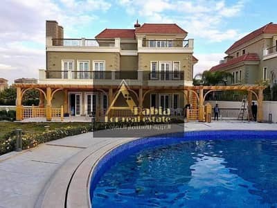 قصر فاخر للبيع في CFC | 2,020م أرض | 4 Master | فرش فاخر | Pool & Garden