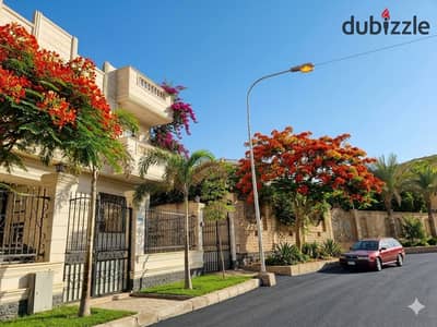 شقه أرضى مرتفع خلف كارفور العبور بجوار الجولف والعليا استلام فورى