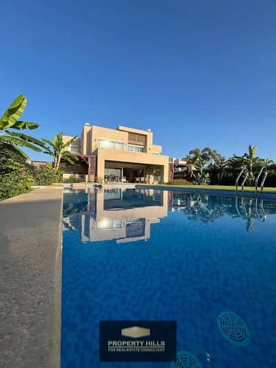 Receive immediately a finished villa with a private swimming pool, open view, and large area next to Mountain View and October Plaza