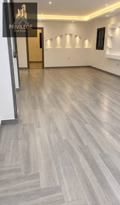 شقه للايجار السكني الفاضي بالمطبخ والتكييفات في شارع مكه الرئيسي في زهراء المعادي  140م