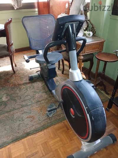 جهاز  دراجة تمرين راقدة (Recumbent Exercise Bike)،