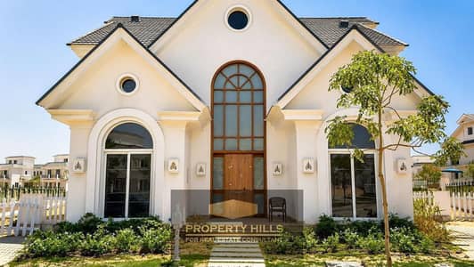 View and move immediately to any villa with luxury finishing on the lagoon in installments next to Hyde Park New Cairo and the American University