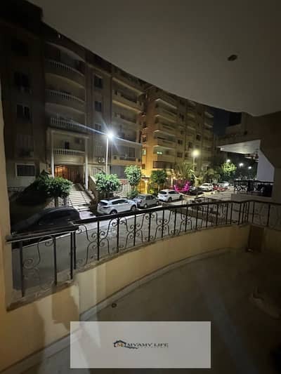 For sale in Al-Ahram Gardens with furniture, air conditioning, and appliances, or without, an apartment of 185 meters with old loading, divided into 3 rooms and 4 bathrooms and a special reception area of 4 pieces.