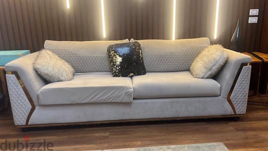 انتريه كامل من hub furniture للبيع بحالة الجديد٢ كنبة ١ فوتيه يلف ٣٦٠