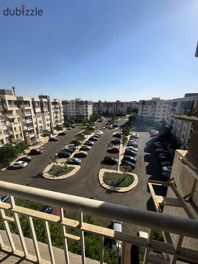 For a quick sale: A 140-square-meter apartment in B10, Madinaty. It features developer finishing, an open view, and has never been lived in.