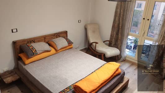 A furnished 155-square-meter apartment is available for rent in Al Rehab (Phase 2). It is located on the second floor in a prime spot—facing the marke