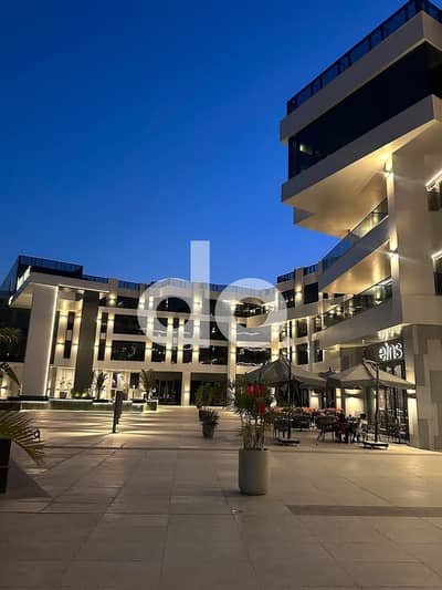 محل تجاري فاخر بمساحة خارجية كبيرة للإيجار على المحور المركزي مباشر أمام أمريكانا بلازا — الشيخ زايد