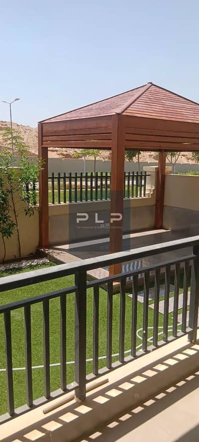 ready to move Ground-floor apartment with a garden, super-lux finish—lowest price in the Taj City compound, New Cairo.