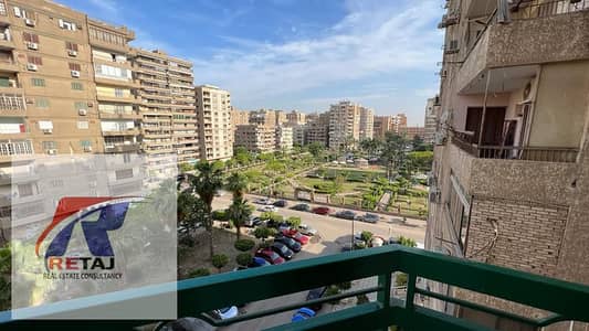 شقه تحفه 200 م للايجار المفروش فيو حديقة بالمربع الذهبي