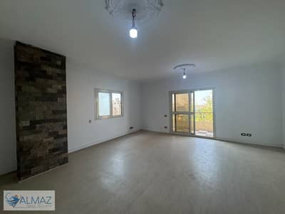 شقه فاضيه 200 متر للايجار في البنفسج 5 فيلات في التجمع الاول قريبة من Waterway