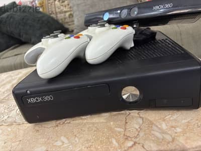 Xbox 360 + Kinect + Controllers بحالة ممتازة