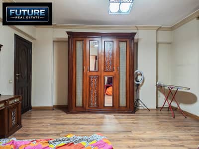 200 m apartment in the third neighborhood, in the upper Moniraq, Maadi, behind Emirates Egypt petrol station