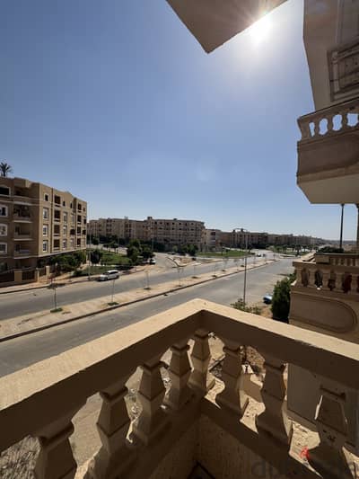 شقة للبيع - مدينة الشروق 175 متر - تشطيب شبه كامل من الدرجة الأولى