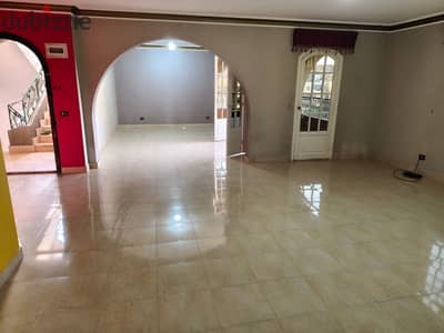 بأرقي كمبوند بالمنطقه التاسعه وعلي اكبر حديقه بحري صريح الشقه دور واحد العماره 5 شقق الشقه امامي وخلفي فيو مفتوح  بأرقي كمبوند بالمنطقه التاسع