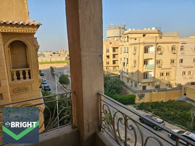 شقة للبيع في منطقة المستثمرين الجنوبية - 200 متر مربع - نصف تشطيب - الطابق الثاني - 3 غرف نوم - حمامان - موقع مميز - إطلالة مفتوحة