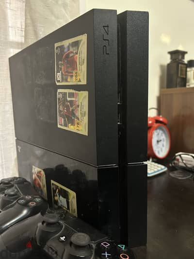 PS4 Standard 1 TB + 2 original controllers