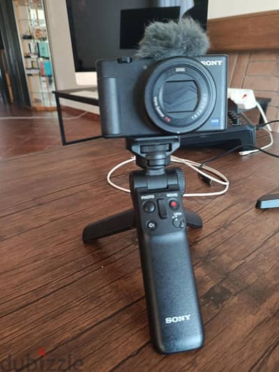 Sony ZV-1 Camera + Original Sony Bluetooth Shooting Grip GP-VPT2BT