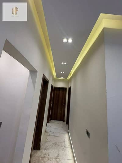 Ground floor apartment with a garden for sale in the heart of the compound, just minutes from the American University and Teseen Street, for sale fully finished with furniture, air conditioning, and kitchen in Fifth Settlement