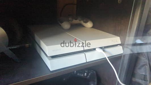 PS4 500GB + 2 Controllers + 3 Games