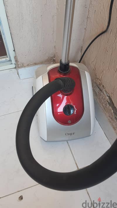 مكواة بخار عمودية Emjoi بحالة الزيرو (استخدام خفيف جداً).