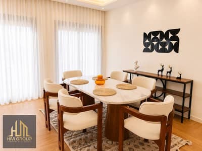 في موقع مميز داخل الكمبوند، شقة 200 متر بتصميم عصري وفرش مودرن، مناسبة للسكن الراقي والباحثين عن الهدوء والخصوصية.