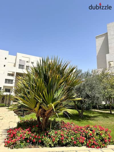 Quick sale: 200-square-meter unit in B8, Madinaty. First-time occupancy; features a garden and street view; located on the fourth floor.
