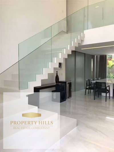 Duplex in the Fifth Settlement completely finished with air conditioning, furniture, and appliances. Immediate delivery, you will move in right away.
