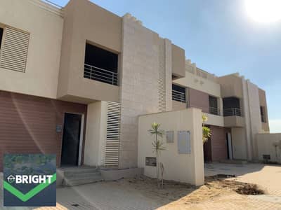 فيلا | نصف تشطيب ثلاث غرف نوم واستلام فوري | 195 متر وأرض 286 متر وروف 81.55 متر | ذا كراون