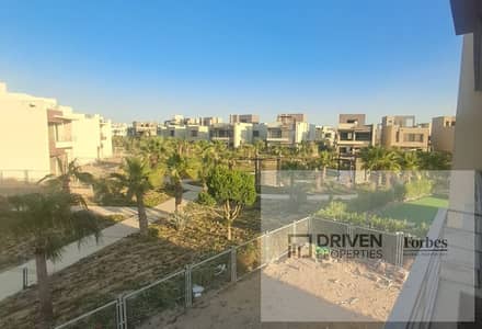 فيو أهرامات اقل سعر تاون هاوس كورنر سوبر لوكس باسانسير للبيع في كمبوند ذا كراون بالم هيلز 6 أكتوبر 6th of October The Crown Palm Hills