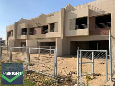 فيلا | نصف تشطيب ثلاث غرف نوم واستلام فوري | 195 متر وأرض 286 متر وروف 81.55 متر | ذا كراون