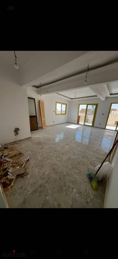 An unmissable opportunity: Apartment for sale at a bargain price in Beverly Hills Compound.