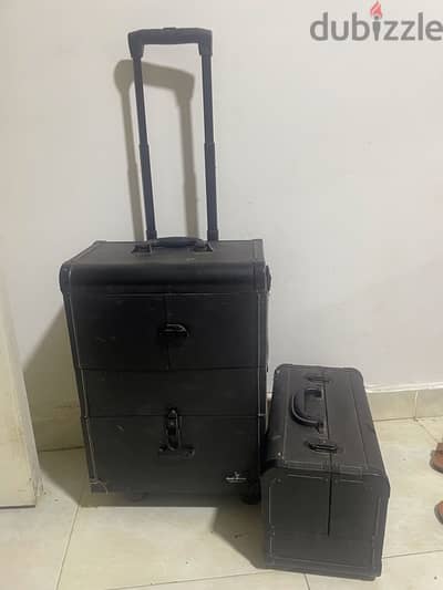2شنطه مكياج ادوار جلد اسود لم يستخدموواحده بعجل والتانيه لليد