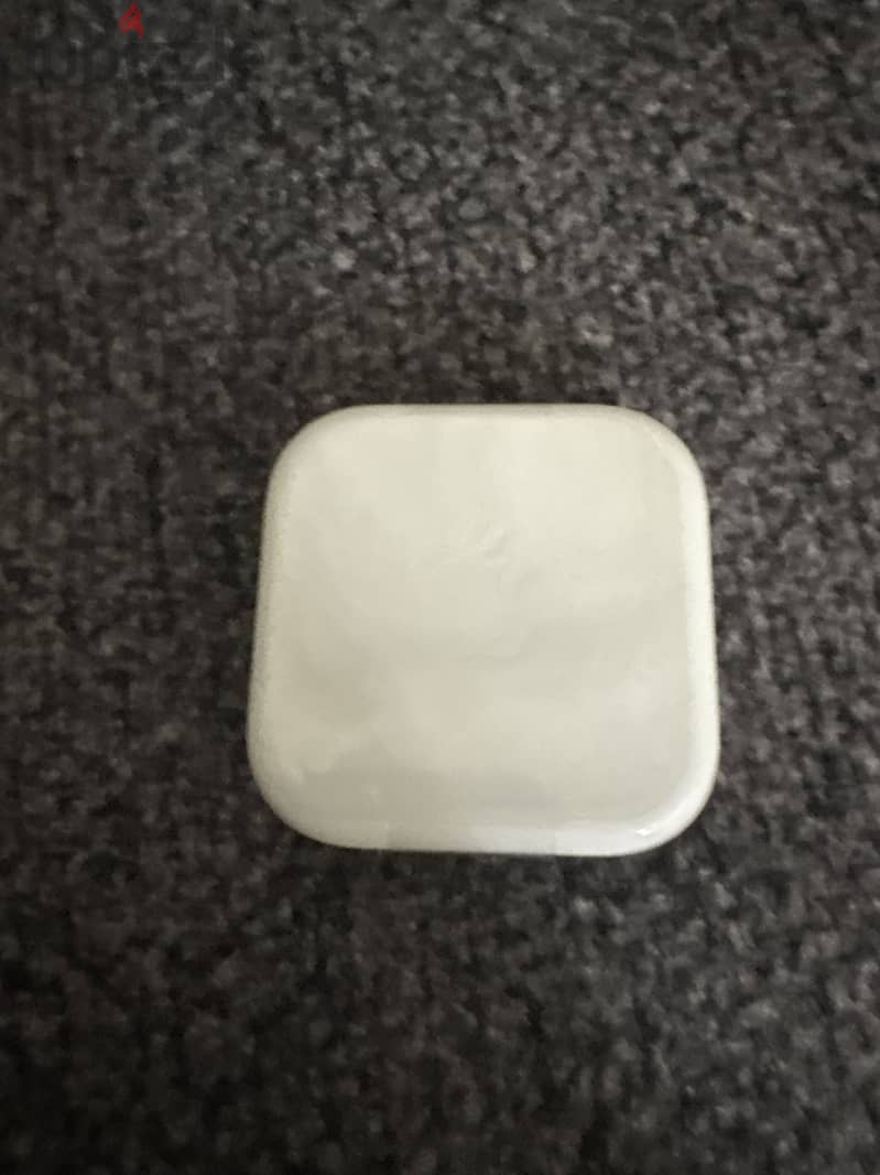 Brand new apple earbuds 1