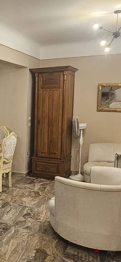 للبيع قطعه تخزين بالاستاندات الداخليه للمطبخ