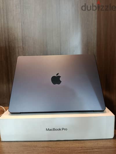 MacBook pro M3 pro 14 inch ram 18 hard 1 tera CPU 12 GPU 19 with box