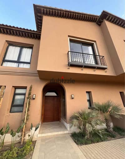 تاون هاوس للبيع في Village West  بمساحه 223م مباني - 257م أرض - جاهز للسكن - Core & Shell