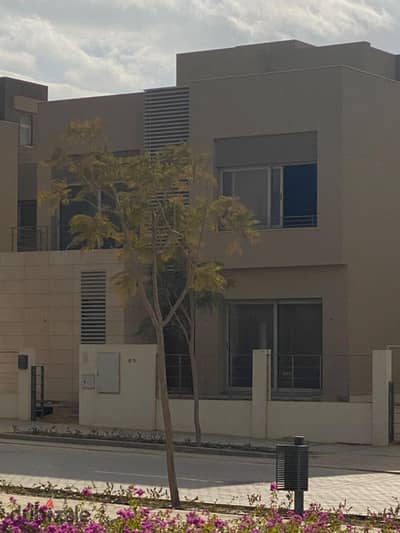 فيلا  مميزللبيع في بالم هيلز التجمع استلام فوري  تشطيب سوبرلوكس 330 م  4 نوم