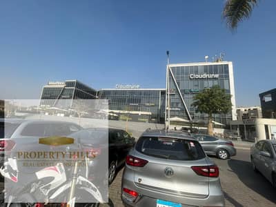 Shop for sale, generating a monthly return of 147,000, located directly opposite the American University in New Cairo. Flexible payment plans are available.