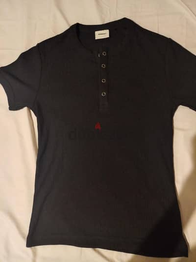 black T-shirt  TxturedTxtured T-shirt with polo-style fastening