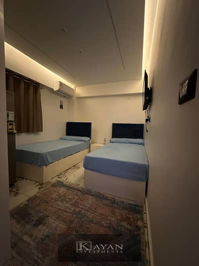 For rent, a double studio in the first neighborhood, adjacent to 5, high ground floor. The price includes electricity and water.