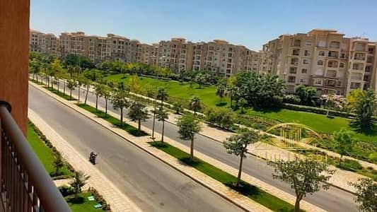 200 sqm apartment for rent in Madinaty (B8), overlooking the floodway.