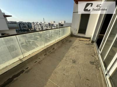 Aoartment for sale in Hyde Park New Cairo, featuring a stunning direct view of the club and a prime location within the compound.