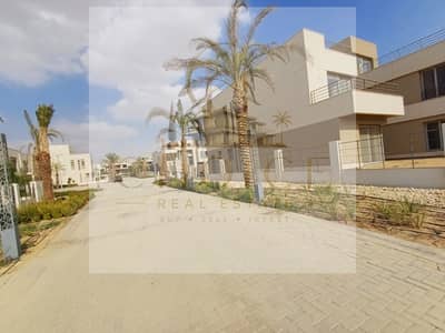 For sale: A 6-bedroom standalone villa—ready for immediate move-in—situated in a prime location within the Palm Hills New Cairo compound. This is a re