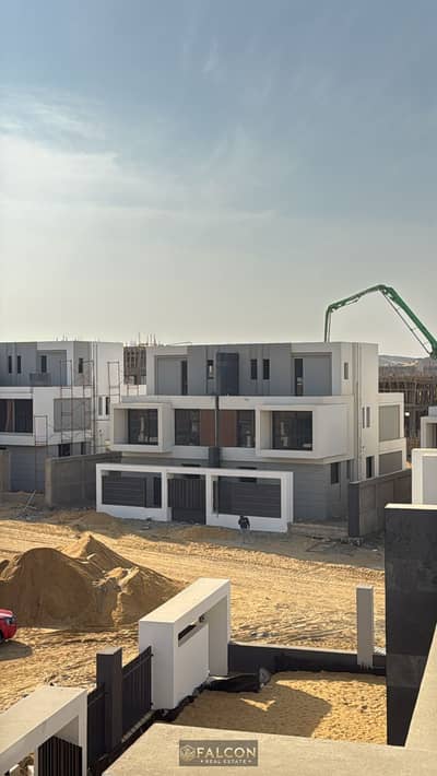 تاون هاوس فاخر للبيع في لافيستا باتيوهيلز lavista patio hills التجع السادس بجوار  اورا زد ايست و هايد بارك نيو كايرو دقايق من ال AUC