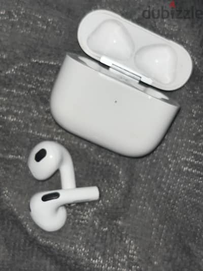 Airpod 3 حالتها فوق الممتاز بسعر لقطه لسرعه البيع