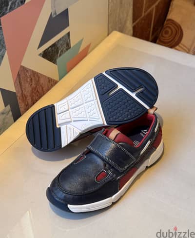 حذاء  اطفال clarks اوريجينال مقاس 32 حالته كالجديد