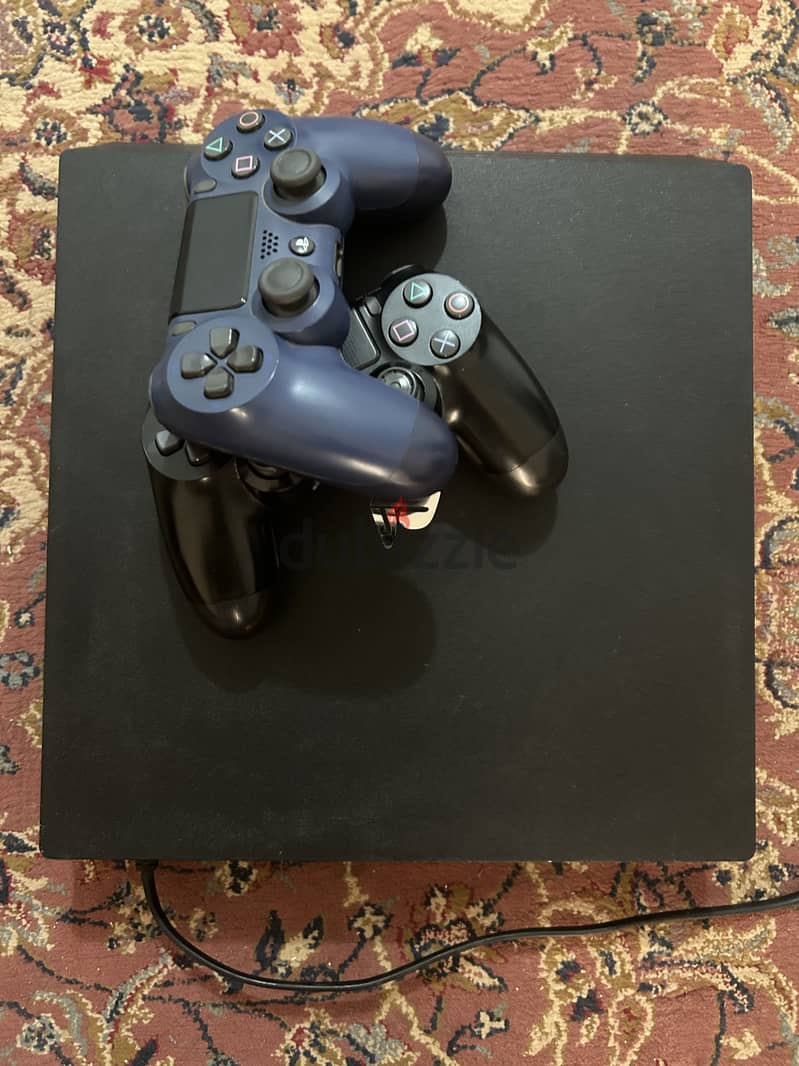 Ps4 pro barely used with two original controllers 2